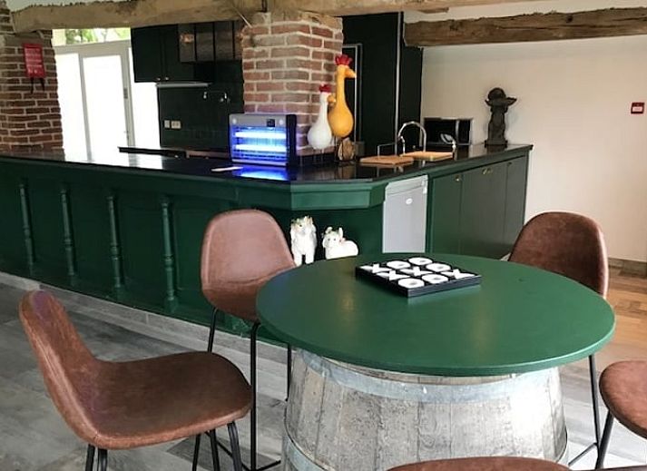 Stilvolles Esszimmer im Cottage in Leuze en Hainaut, ideal fuer Gruppenessen im Hennegau, Belgien.