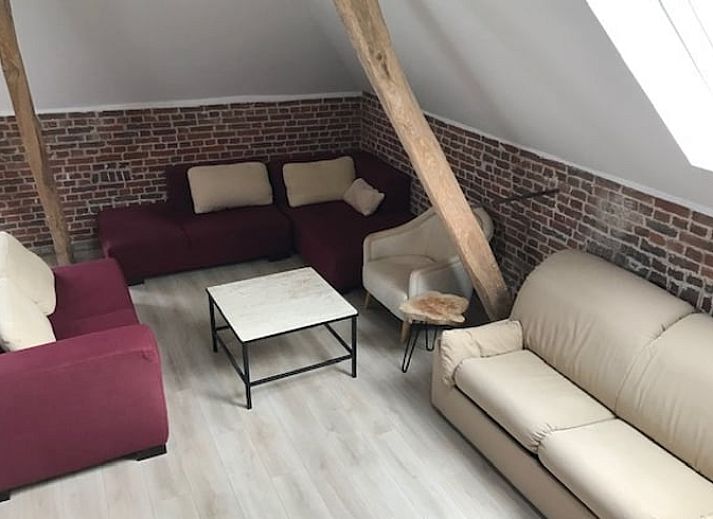 Gemuetlicher Speisesaal mit Dekoration im Cottage in Leuze en Hainaut, ideal fuer Veranstaltungen in Leuze-En-Hainaut, Belgien.