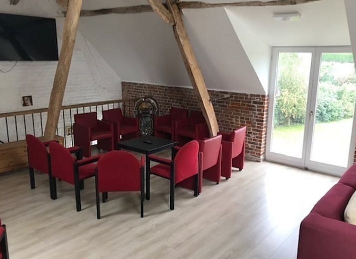 Gemuetlicher Speisesaal mit Dekoration im Cottage in Leuze en Hainaut, ideal fuer Veranstaltungen in Leuze-En-Hainaut, Belgien.