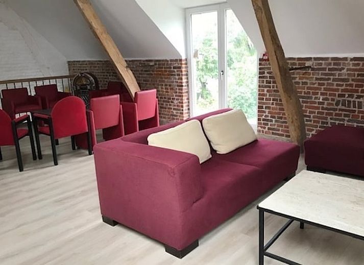 Langer Esstisch mit Blick auf den Garten in Cottage in Leuze en Hainaut, Ferienhaus im Hennegau, Belgien.