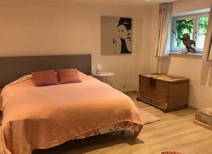 Langer Esstisch mit Blick auf den Garten in Cottage in Leuze en Hainaut, Ferienhaus im Hennegau, Belgien.