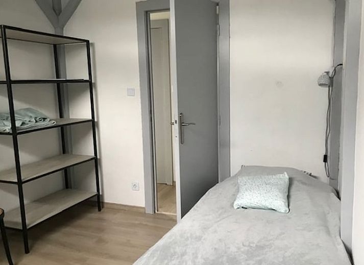 Langer Esstisch mit Blick auf den Garten in Cottage in Leuze en Hainaut, Ferienhaus im Hennegau, Belgien.