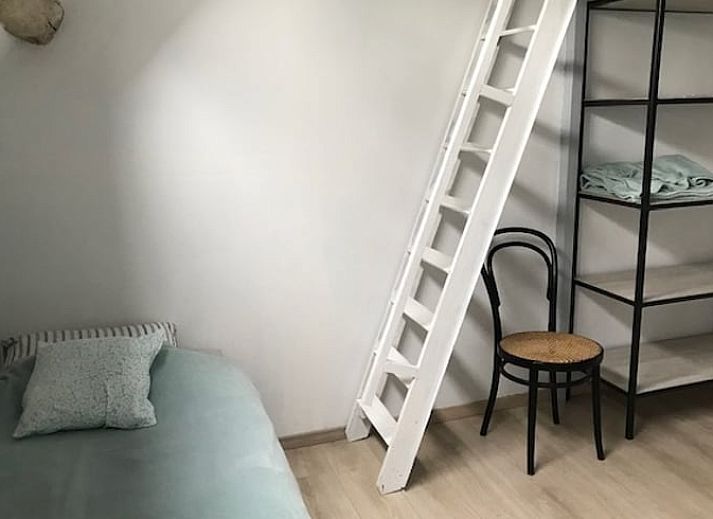 Langer Esstisch mit Blick auf den Garten in Cottage in Leuze en Hainaut, Ferienhaus im Hennegau, Belgien.