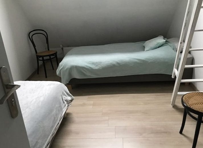 Geraeumiger Tagungsraum mit Backsteinwand in einem Landhaus in Leuze en Hainaut, ideal fuer Tagungen in Belgien.