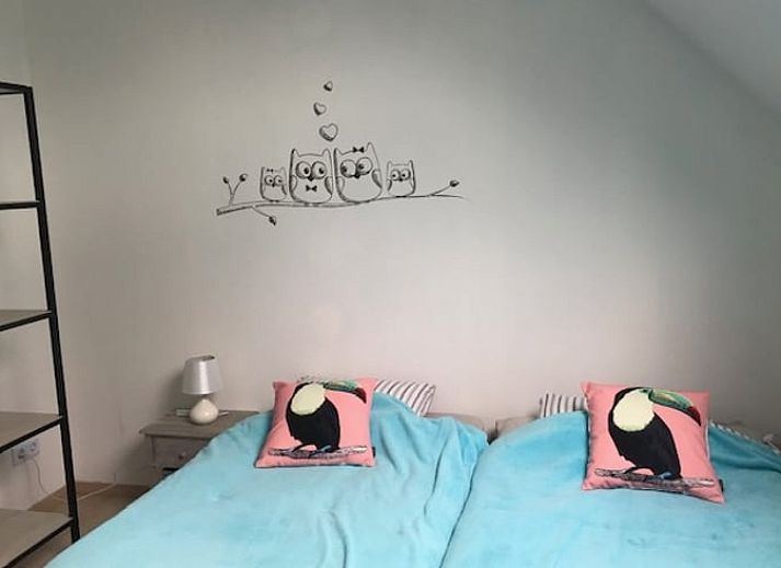 Geraeumiger Tagungsraum mit Backsteinwand in einem Landhaus in Leuze en Hainaut, ideal fuer Tagungen in Belgien.