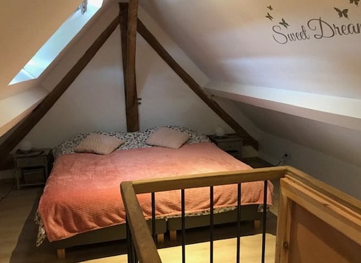 Geraeumiger Tagungsraum mit Backsteinwand in einem Landhaus in Leuze en Hainaut, ideal fuer Tagungen in Belgien.