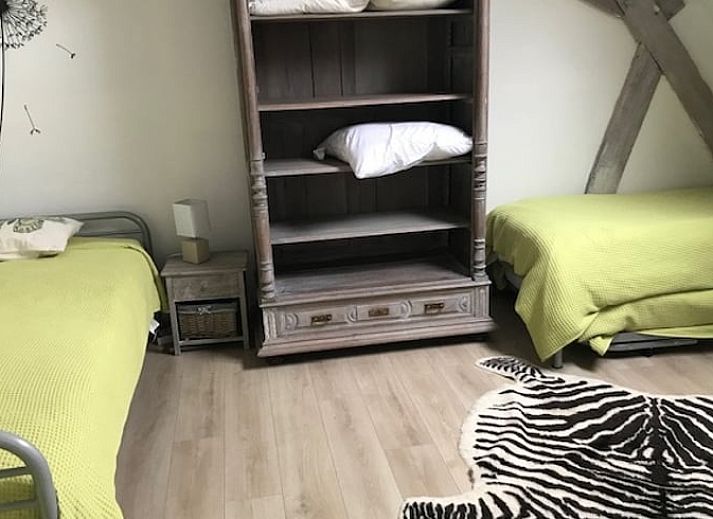 Geraeumiger Tagungsraum mit Backsteinwand in einem Landhaus in Leuze en Hainaut, ideal fuer Tagungen in Belgien.