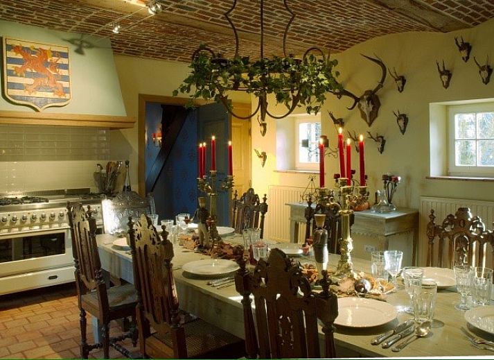 Les Confidences de Messire Sanglier in Beauraing, Ardennen, Ferienhaus mit historischer Architektur und gruener Umgebung.