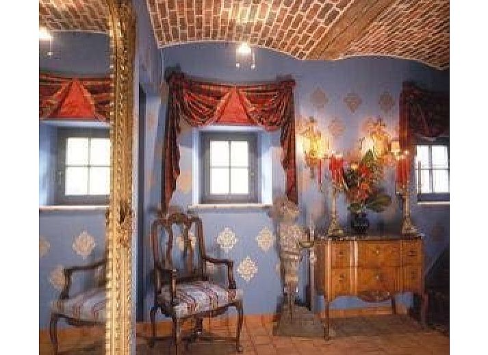 Les Confidences de Messire Sanglier in Beauraing, Ardennen, Ferienhaus mit historischer Architektur und gruener Umgebung.