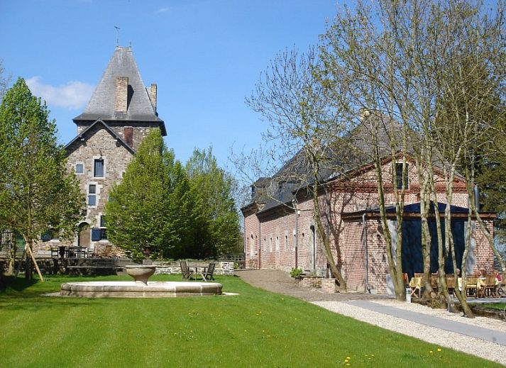 Les Confidences de Messire Sanglier in Beauraing, Ardennen, Ferienhaus mit historischer Architektur und gruener Umgebung.