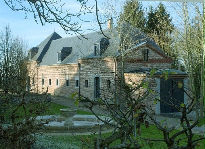 Les Confidences de Messire Sanglier in Beauraing, Ardennen, Ferienhaus mit historischer Architektur und gruener Umgebung.
