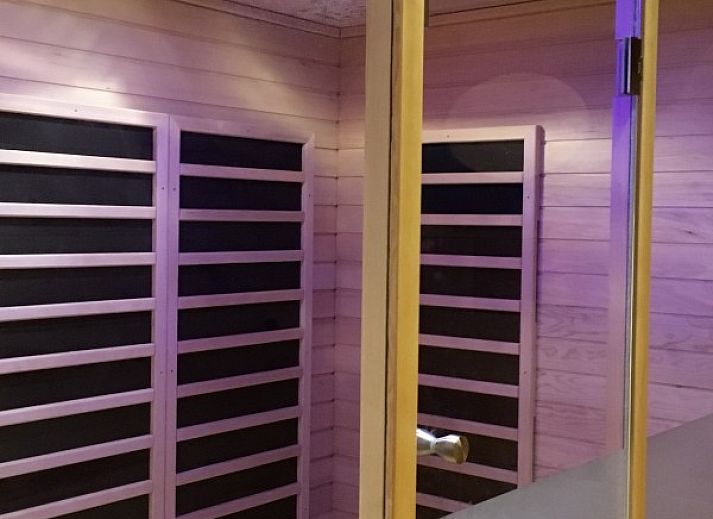 Gemuetliches Wohnzimmer mit Kamin in Les Confidences de Messire Sanglier, Ferienhaus in den Ardennen, Belgien.