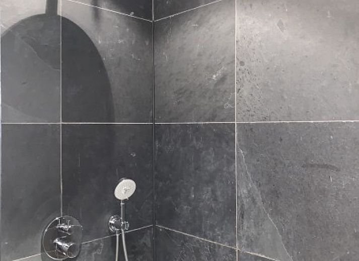 Gemuetliches Wohnzimmer mit Kamin in Les Confidences de Messire Sanglier, Ferienhaus in den Ardennen, Belgien.