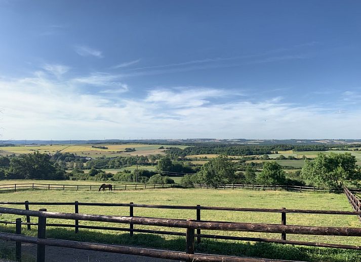 Gemuetliches Wohnzimmer mit Kamin in Les Confidences de Messire Sanglier, Ferienhaus in den Ardennen, Belgien.