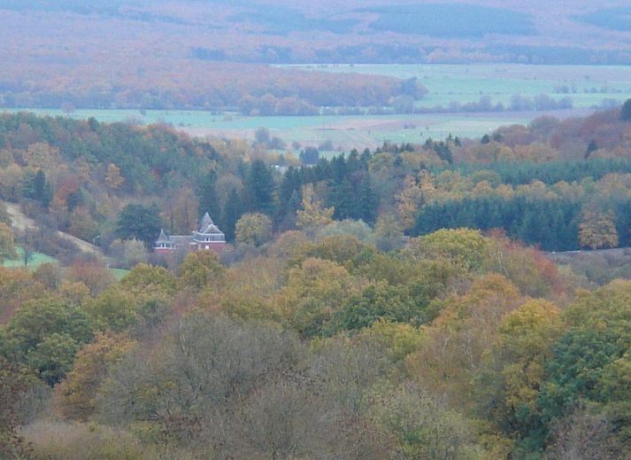 Die stilvollen Innenraeume des Les Confidences de Messire Sanglier in Beauraing sind mit klassischen Moebeln und Dekorationen ausgestattet.