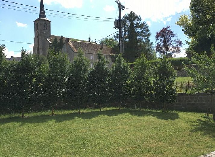 Die stilvollen Innenraeume des Les Confidences de Messire Sanglier in Beauraing sind mit klassischen Moebeln und Dekorationen ausgestattet.