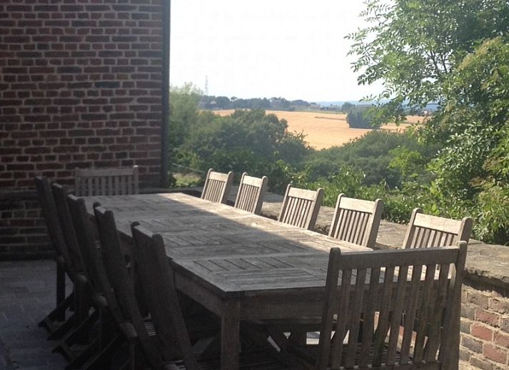 Die stilvollen Innenraeume des Les Confidences de Messire Sanglier in Beauraing sind mit klassischen Moebeln und Dekorationen ausgestattet.