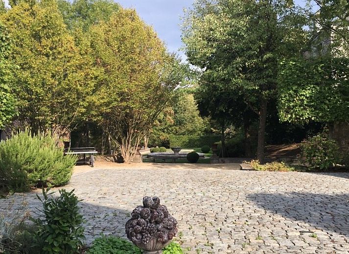 Romantisches Schlafzimmer in Les Confidences de Messire Sanglier, Ferienhaus in Beauraing, mit Holzbalken und Blumenmuster.