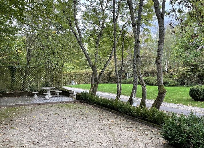 Romantisches Schlafzimmer in Les Confidences de Messire Sanglier, Ferienhaus in Beauraing, mit Holzbalken und Blumenmuster.