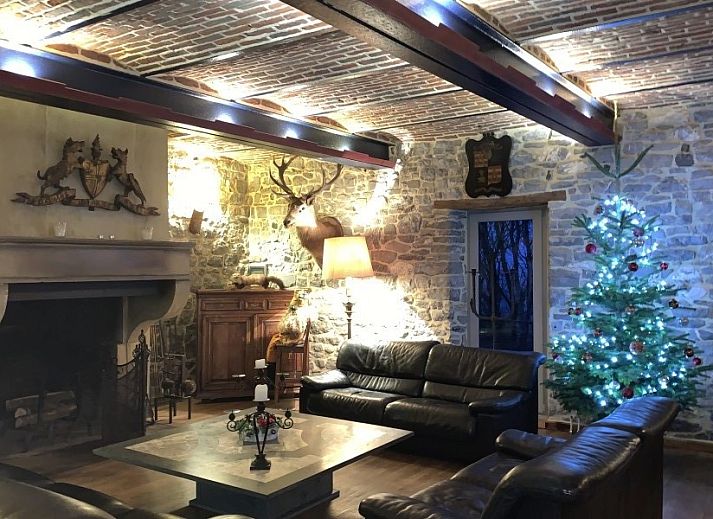 Romantisches Schlafzimmer in Les Confidences de Messire Sanglier, Ferienhaus in Beauraing, mit Holzbalken und Blumenmuster.