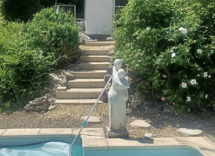 Ferienhaus mit Schwimmbad, umgeben von gruener Natur in Profondeville, Ardennen, Belgien.