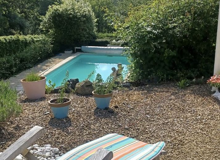 Ferienhaus mit Schwimmbad, umgeben von gruener Natur in Profondeville, Ardennen, Belgien.