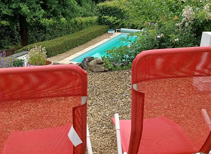 Ferienhaus mit Schwimmbad, umgeben von gruener Natur in Profondeville, Ardennen, Belgien.