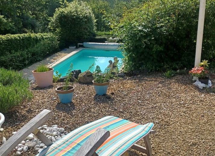 Treppe zum charmanten Ferienhaus mit Schwimmbad in Profondeville, Ardennen, Belgien.