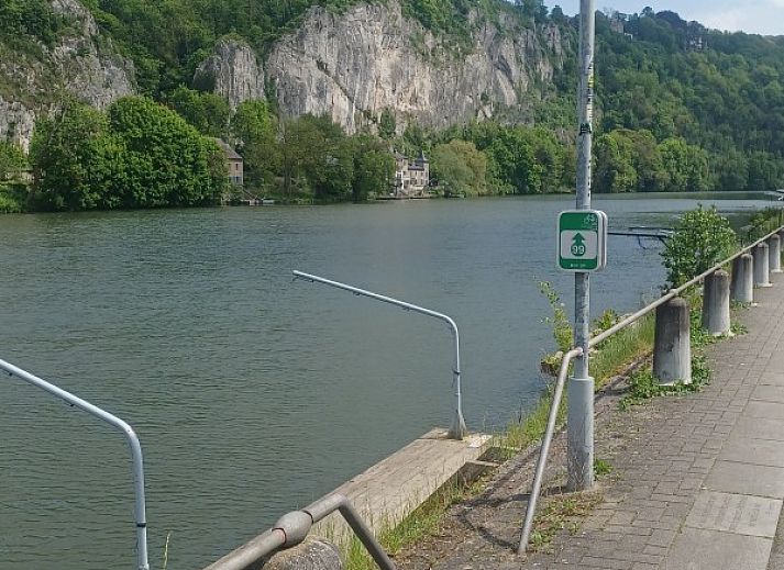Treppe zum charmanten Ferienhaus mit Schwimmbad in Profondeville, Ardennen, Belgien.