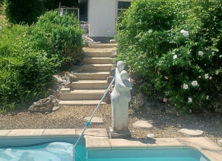 Treppe zum charmanten Ferienhaus mit Schwimmbad in Profondeville, Ardennen, Belgien.