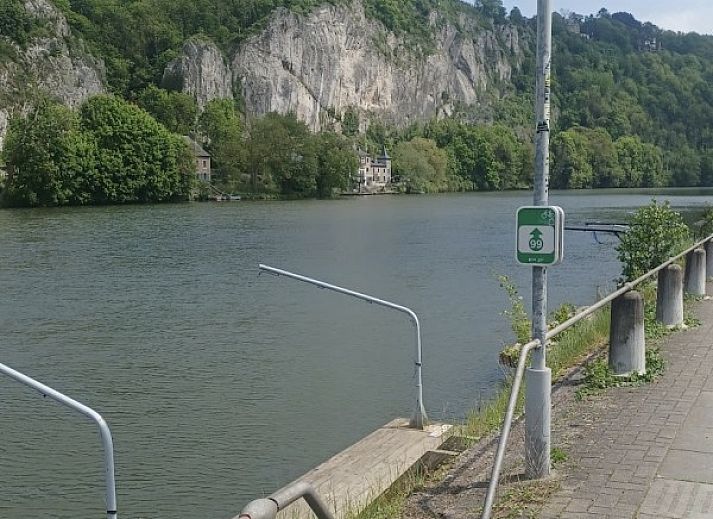 Blick auf das Schwimmbad und die gruene Umgebung des Ferienhauses in Profondeville, Ardennen, Belgien.
