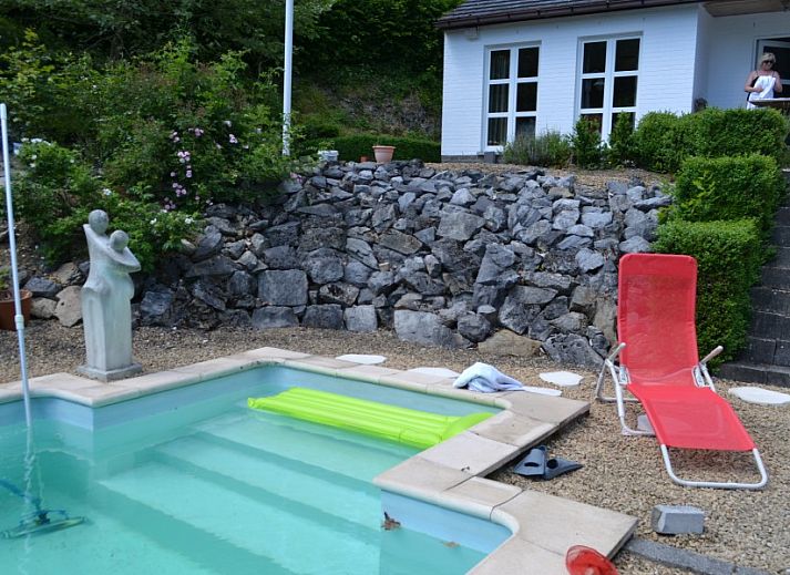 Rosen und Garten im Ferienhaus in Profondeville, Ardennen, Belgien.