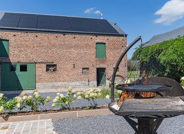 Authentisches Ferienhaus in Voneche, Ardennen, Belgien, mit charmanter Steinfassade und grossem Garten zum Entspannen.