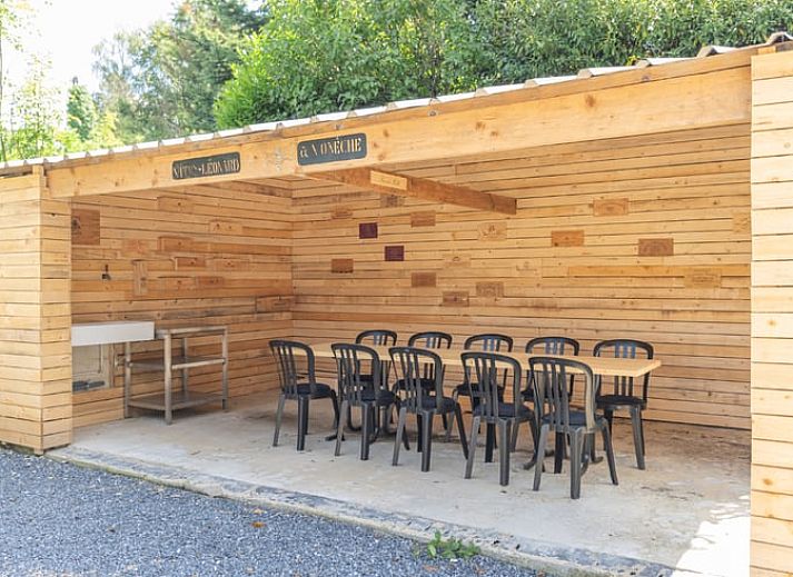 Authentisches Ferienhaus in Voneche, Ardennen, Belgien, mit charmanter Steinfassade und grossem Garten zum Entspannen.