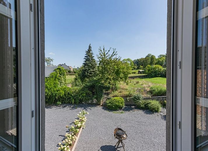 Authentisches Ferienhaus in Voneche, Ardennen, Belgien, mit charmanter Steinfassade und grossem Garten zum Entspannen.