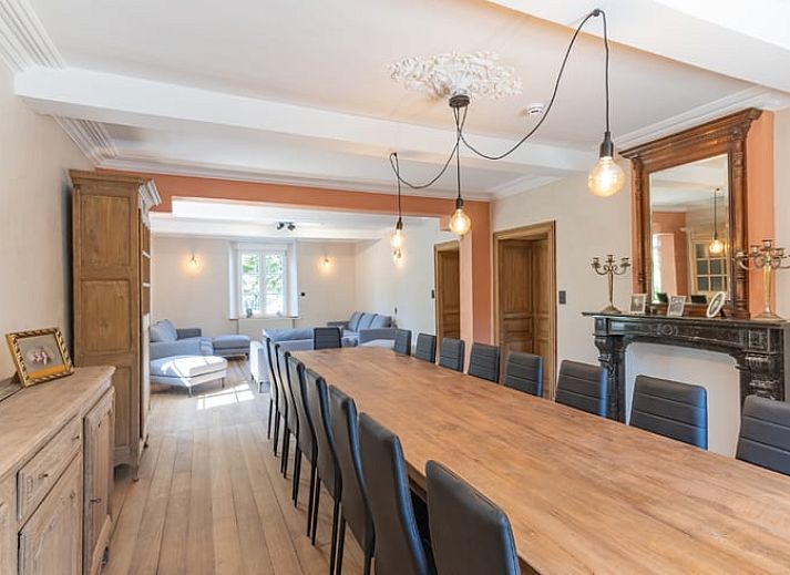 Authentisches Ferienhaus in Voneche, Ardennen, Belgien, mit charmanter Steinfassade und grossem Garten zum Entspannen.