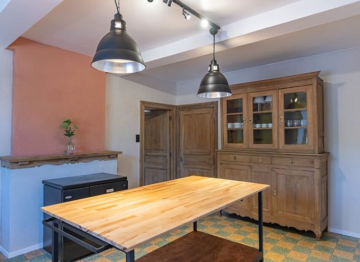 Gemuetliche Grillecke im Ferienhaus in Voneche, Ardennen, Belgien, umgeben von gruener Natur und rustikalem Charme.