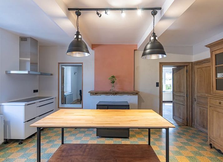 Gemuetliche Grillecke im Ferienhaus in Voneche, Ardennen, Belgien, umgeben von gruener Natur und rustikalem Charme.