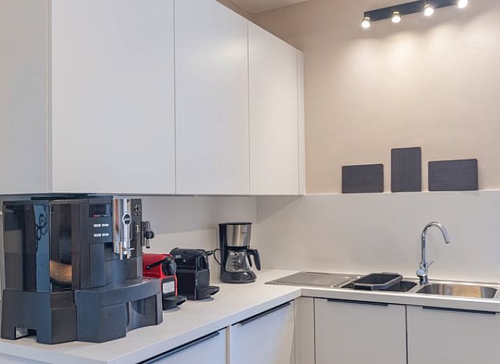 Gemuetliche Grillecke im Ferienhaus in Voneche, Ardennen, Belgien, umgeben von gruener Natur und rustikalem Charme.