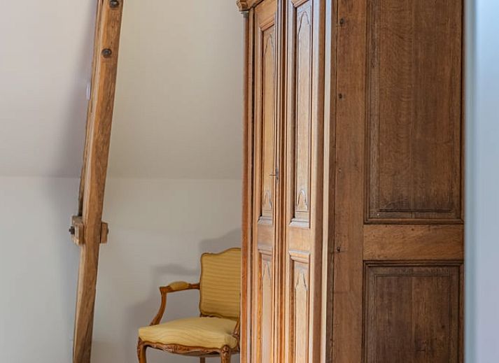 Gemuetliche Grillecke im Ferienhaus in Voneche, Ardennen, Belgien, umgeben von gruener Natur und rustikalem Charme.
