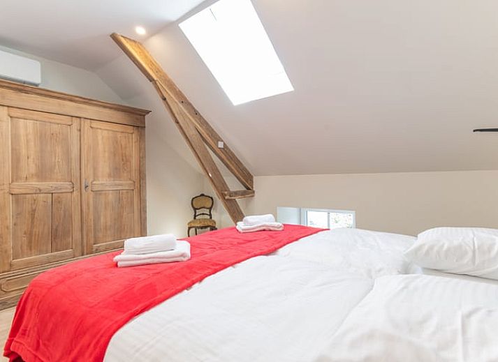 Gemuetliche Grillecke im Ferienhaus in Voneche, Ardennen, Belgien, umgeben von gruener Natur und rustikalem Charme.