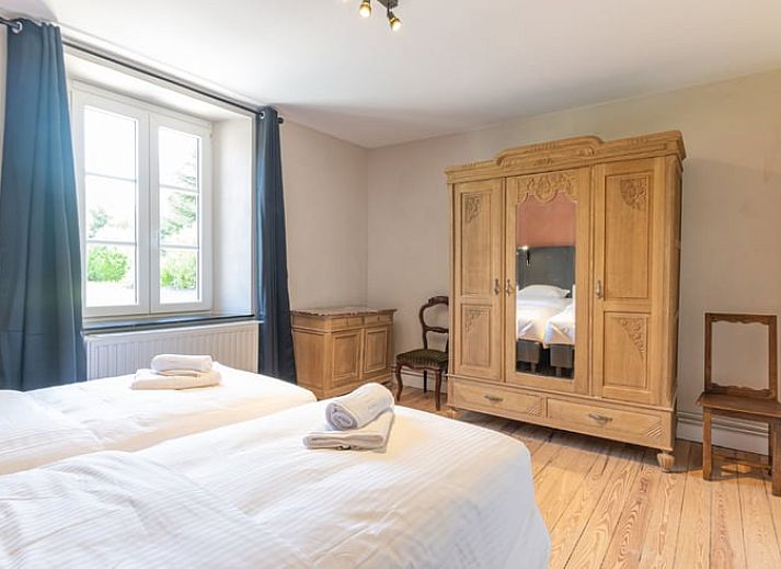 Ueberdachter Aussenbereich des Ferienhauses in Voneche, Ardennen, Belgien, ideal fuer Mahlzeiten an der frischen Luft.