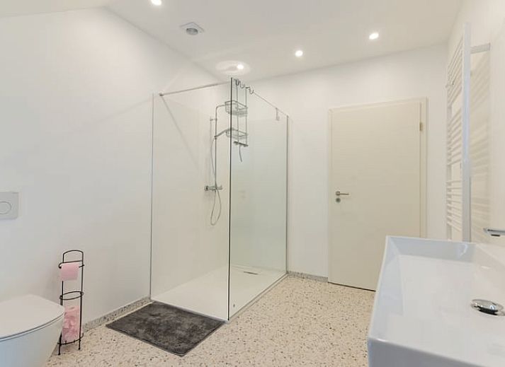 Ueberdachter Aussenbereich des Ferienhauses in Voneche, Ardennen, Belgien, ideal fuer Mahlzeiten an der frischen Luft.