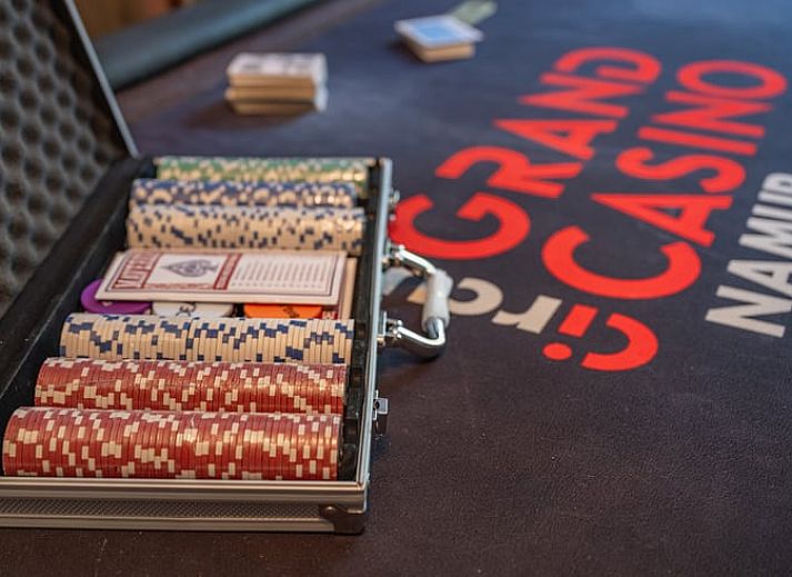 Ueberdachter Aussenbereich des Ferienhauses in Voneche, Ardennen, Belgien, ideal fuer Mahlzeiten an der frischen Luft.