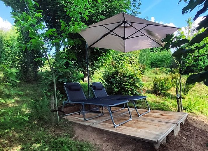 Vacation home in Fosses-la-Ville with swimming pool and deck chairs, enjoy the sun in the Ardennes, Namur, Belgium.