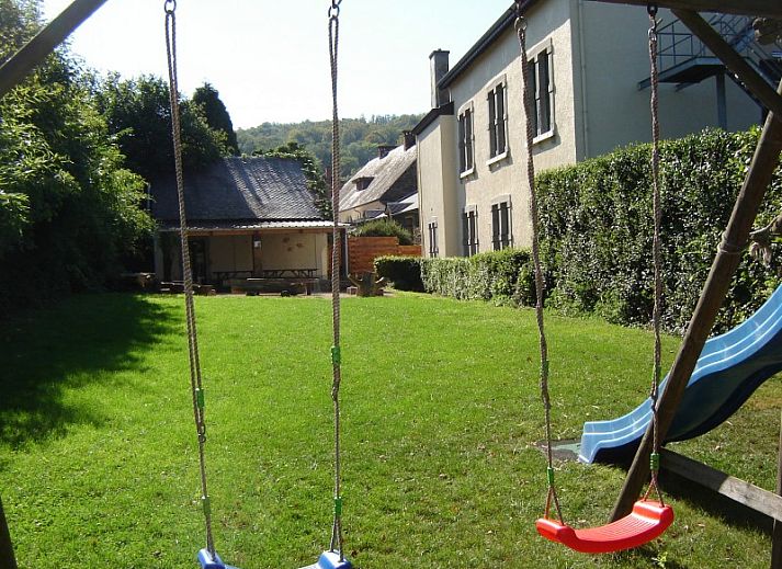 Knusse zithoek met open haard in Maison Del Campo, vakantiehuis in de Ardennen.