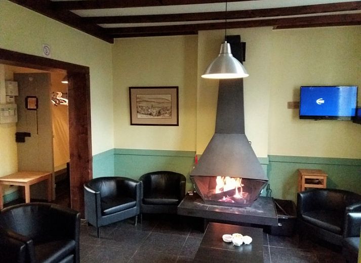 Knusse zithoek met open haard in Maison Del Campo, vakantiehuis in de Ardennen.