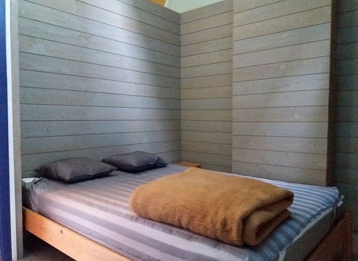 Knusse zithoek met open haard in Maison Del Campo, vakantiehuis in de Ardennen.
