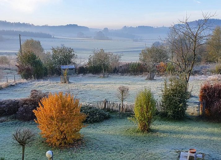 Buitenaanzicht van La Haute Voie Appart. in Oizy, Bievre, omgeven door weelderige natuur in de Ardennen, Namen, Belgie.