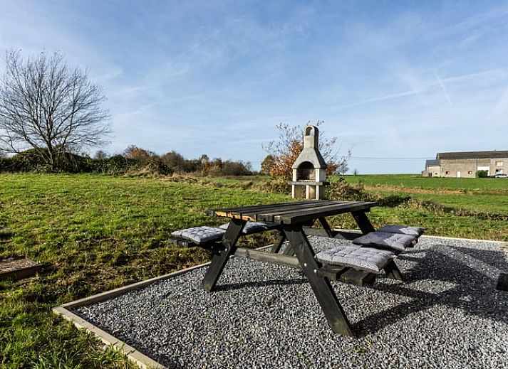 Gezellige woonkamer van Huisje in Bievre, vakantiehuis in de Ardennen, Belgie met comfortabele zitruimte en wereldkaart decoratie.